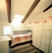 La chambre à coucher avec deux lits individuels